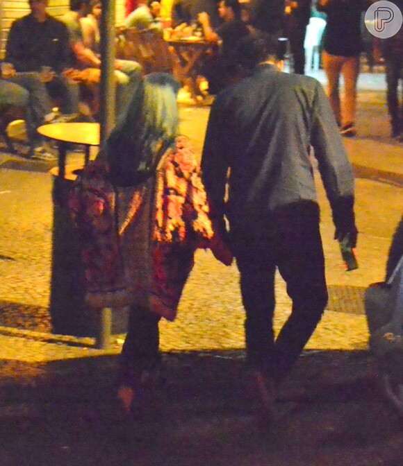 O humorista e a menina de cabelos azuis curtiram a noite carioca e andaram pelo local de mãos dadas