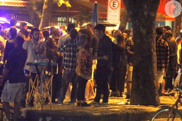 Marcelo Adnet é fotografado abraçado e de mãos dadas com jovem no Rio, na madrugada desta sexta-feira, 8 de julho de 2016