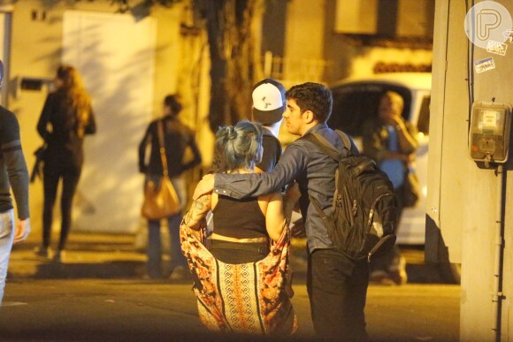 Marcelo Adnet é fotografado abraçado e de mãos dadas com jovem no Rio, na madrugada desta sexta-feira, 8 de julho de 2016