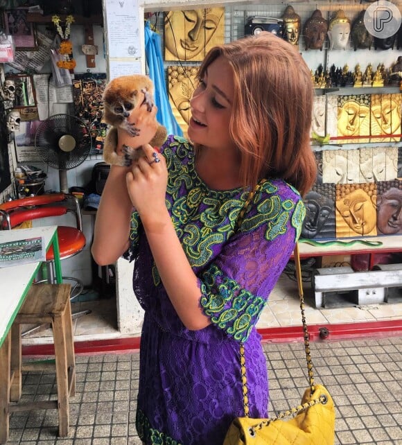 Marina Ruy Barbosa brincou com um Lóis em viagem pela Tailândia