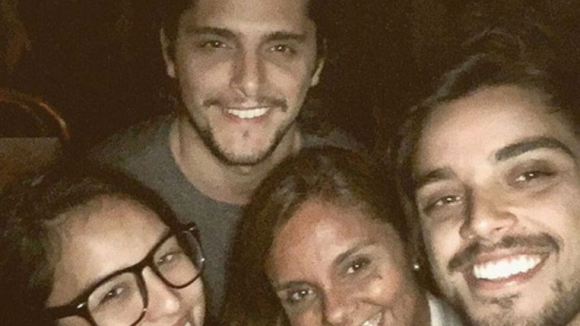 Mãe de Bruno Gissoni entrega relação do ator com Yanna Lavigne: 'Se curtindo'