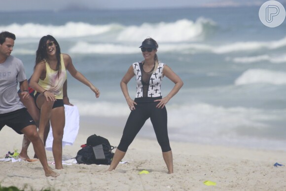 Flávia Alessandra tirou a tarde de folga nas gravações da nova novela das sete, 'Além do Horizonte', para se exercitar na praia da Barra da Tijuca, no Rio de Janeiro, nesta sexta, 8 de novembro de 2013