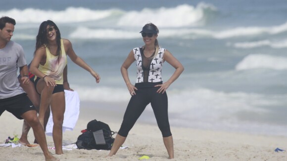 Flávia Alessandra e a filha Giulia malham na praia com personal: 'Disciplinadas'