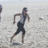 Flávia Alessandra corre na areia da praia. De acordo com o profissional, o objetivo da atriz é secar