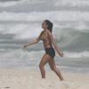Giulia Costa, filha mais velha de Flávia Alessandra, exibiu a boa forma durante as atividades na praia