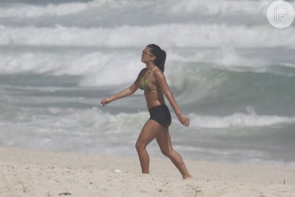 Giulia Costa, filha mais velha de Flávia Alessandra, exibiu a boa forma durante as atividades na praia