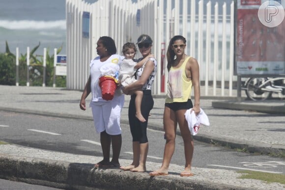 Flávia Alessandra juntamente com as filhas e a babá deixam a praia da Barra da Tijuca, no Rio de Janeiro, após um dia de muitos exercícios, nesta sexta-feira, 8 de novembro de 2013