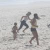 Flavia Alessandra treina na praia com a companhia das filhas Giulia Costa e Olívia, de 3 anos