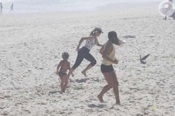 Flavia Alessandra treina na praia com a companhia das filhas Giulia Costa e Olívia, de 3 anos