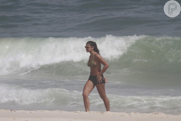 Giulia dá uma refrescada no mar depois de suar a camisa