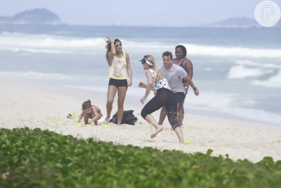 Flávia Alessandra tirou a tarde de folga para malhar na praia e se divertiu com as filhas