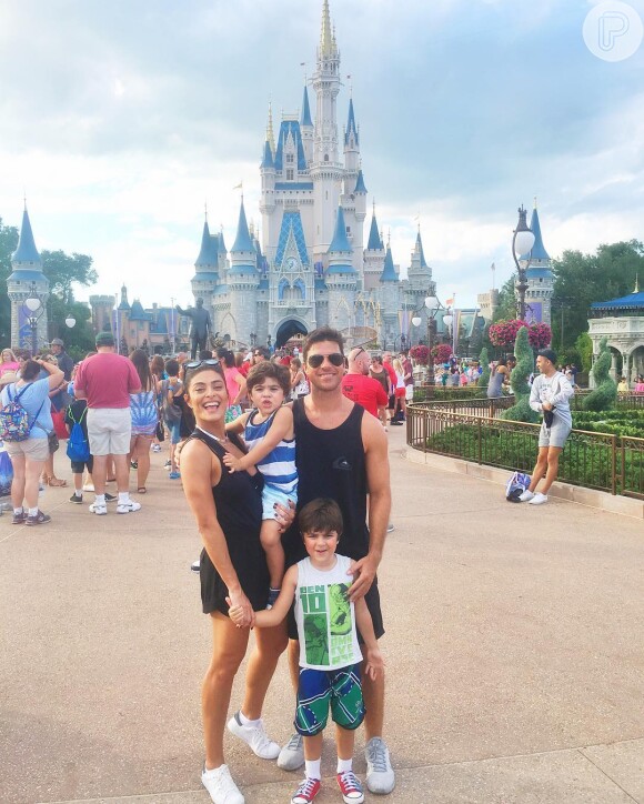 Na Disney, Juliana Paes curtiu férias com o marido, Carlos Eduardo Bapitista, e os filhos, Pedro, de 5 anos, e Antônio, de 3