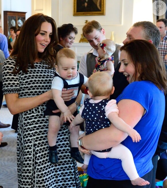 Príncipe George brincou com bebê durante visita de Kate Middleton à Nova Zelândia, em abril de 2014