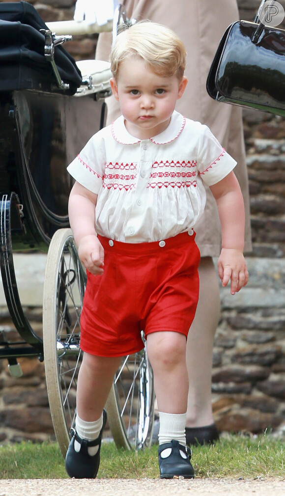 Príncipe George roubou a cena durante o batismo da irmã, a princesa Charlotte, no dia 5 de julho de 2015