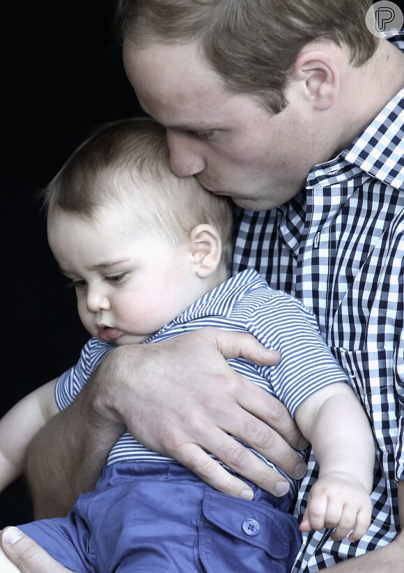 Príncipe George recebeu carinho do pai, príncipe William, durante passeio em zoológico na Austrália