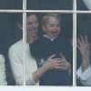 Segurado por sua babá, príncipe George fez caretas na janela do Palácio Buckingham, em Londres, em 13 junho de 2015