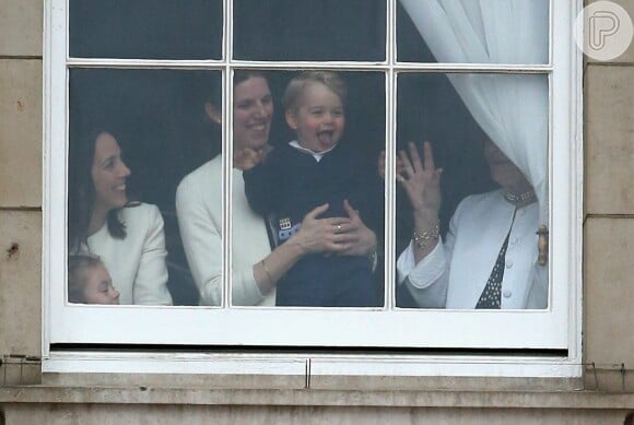 Segurado por sua babá, príncipe George fez caretas na janela do Palácio Buckingham, em Londres, em 13 junho de 2015