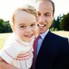 Simpático, George sorri para foto no colo do pai, príncipe William, na véspera de seu aniversário de 2 anos, em 21 de julho de 2015