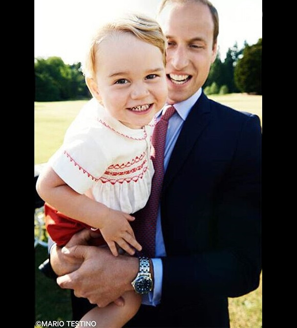 Simpático, George sorri para foto no colo do pai, príncipe William, na véspera de seu aniversário de 2 anos, em 21 de julho de 2015