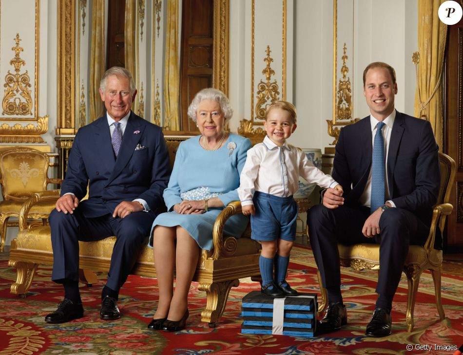 Em Dezembro De 2015 Principe George Apareceu Sorridente Ao Lado Do Pai Principe William Da Bisavo Rainha Elizabeth E Do Avo Principe Charles Em Foto Come Purepeople