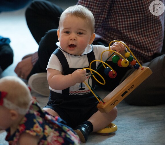 Príncipe George brincou animado durante visita dos pais à Casa do Governo da Nova Zelândia, em abril de 2014