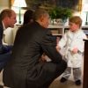 Príncipe George roubou a cena no encontro com Barack Obama, presidente dos Estados Unidos, em Londres. O modelo de roupão usado na ocasião se esgotou das lojas em poucos dias