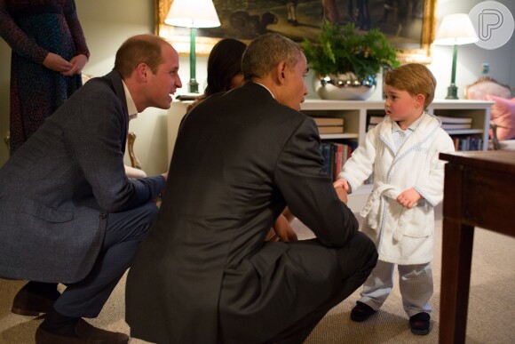 Príncipe George roubou a cena no encontro com Barack Obama, presidente dos Estados Unidos, em Londres. O modelo de roupão usado na ocasião se esgotou das lojas em poucos dias
