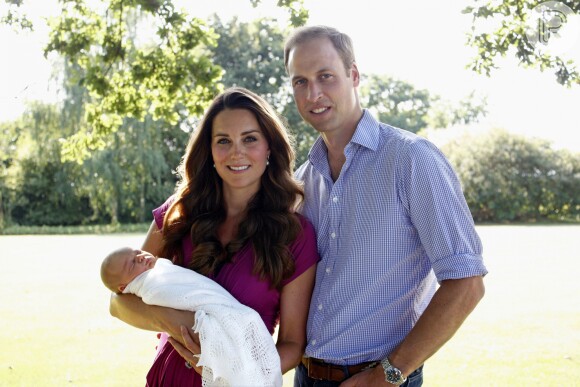 Com um mês de vida, príncipe George foi fotografado com os pais em Berkshire, Inglaterra, onde a família Middleton mora