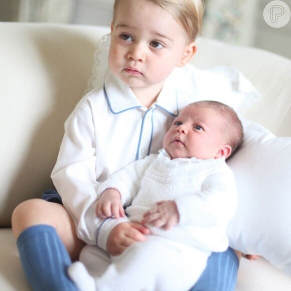 As fotos do príncipe George com a irmã Charlotte no colo pararam a internet ao serem postadas no Instagram da Família Real britânica