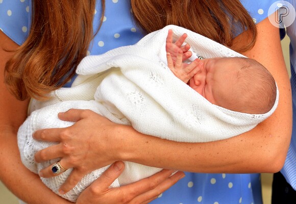 O rosto de príncipe George foi revelado no dia seguinte ao seu nascimento ao deixar o hospital no colo da mãe, Kate Middletona, Duquesa de Cambridge