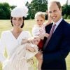 Kate Middleton e príncipe William seguraram os filhos George e Charlotte para foto após o batizado da caçula, no dia 5 de julho de 2015