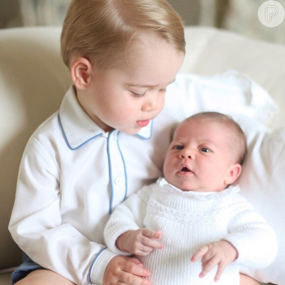 A primeira foto de George com a irmã Charlotte foi publicada no Instagram da Família Real em 6 de junho de 2015