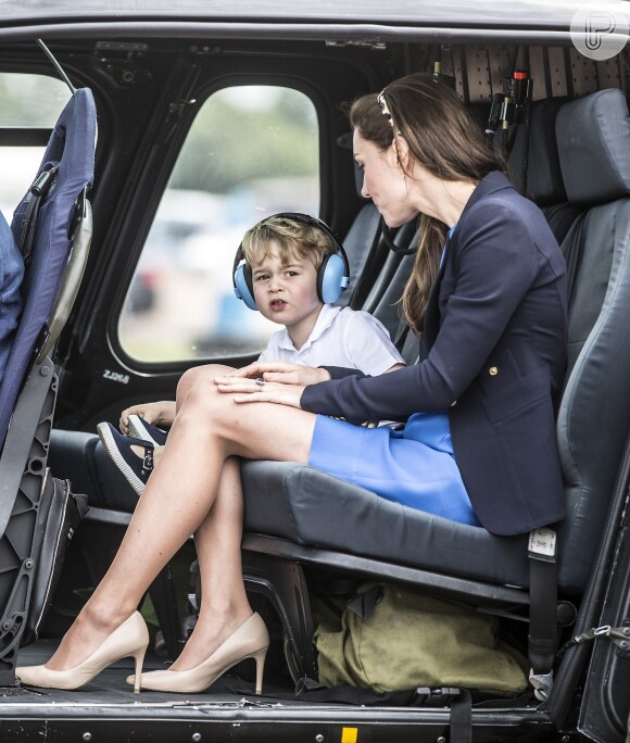 Príncipe George se divertiu no show aéreo ao lado do príncipe William e Kate Middleton, mas também quis chorar, precisando ser entretido pela duquesa de Cambridge