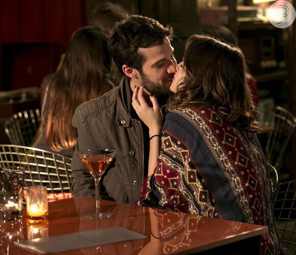Camila (Agatha Moreira) e Giovanni (Jayme Matarazzo) voltam a namorar, na novela 'Haja Coração'