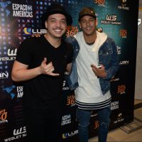 Neymar e Wesley Safadão posam juntos em camarim antes de show em São Paulo