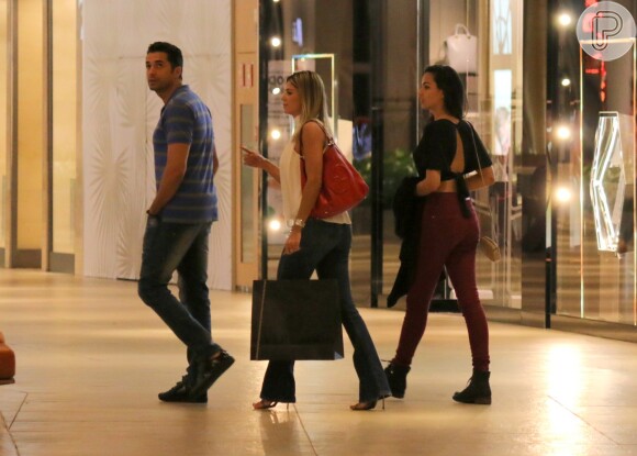 Latino e a namorada passearam em um shopping carioca na noite de sexta-feira, 8 de julho de 2016