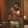 Lucas Lucco posou para selfie de short e sem camisa, exibindo suas várias tatuagens e seu físico sarado