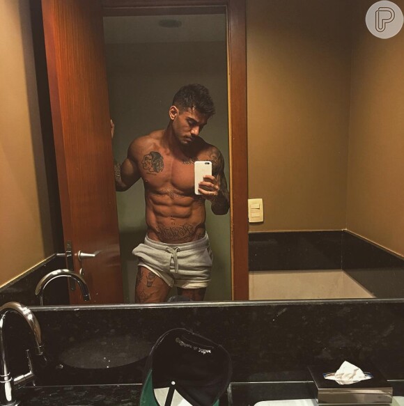 Lucas Lucco posou para selfie de short e sem camisa, exibindo suas várias tatuagens e seu físico sarado
