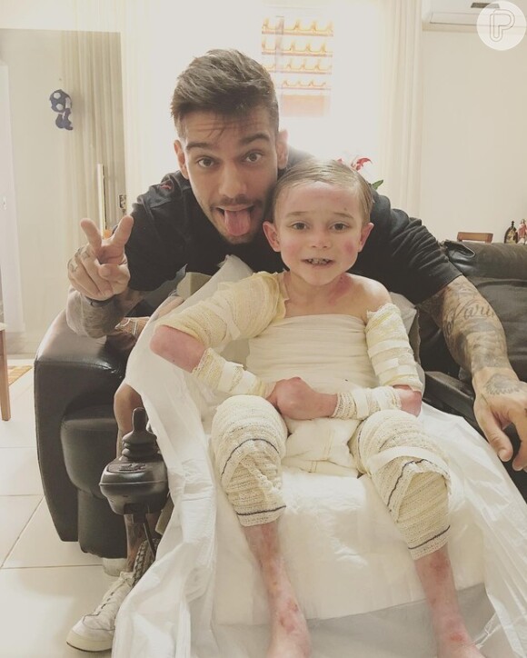 Lucas Lucco visitou um menino que sofre de uma doença rara chamada epidermólise bolhosa 