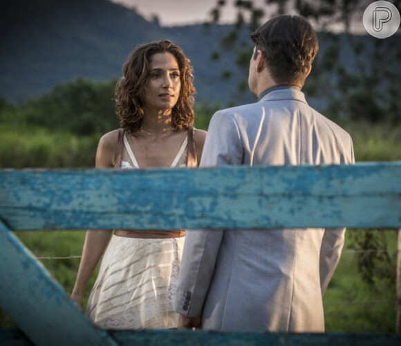 Tereza (Camila Pitanga) pede o divórcio a Carlos (Marcelo Serrado) e diz que não o ama, na novela 'Velho Chico', em julho de 2016