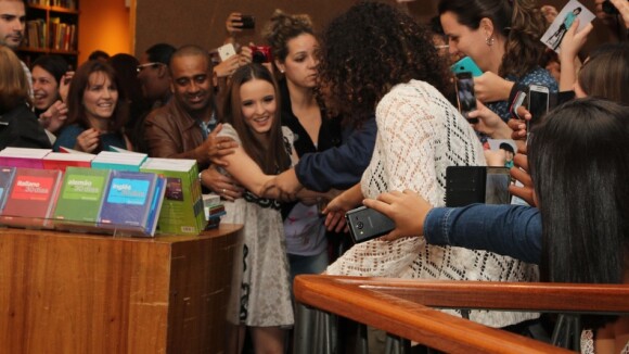 Larissa Manoela é cercada por fãs durante sessão de autógrafos em São Paulo