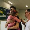 Mateus Solano carrega a filha, Flora, de 3 anos, no colo