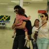 Mateus Solano e Paula Braun desembarcam no Espírito Santo com a filha, Flora, de 3 anos