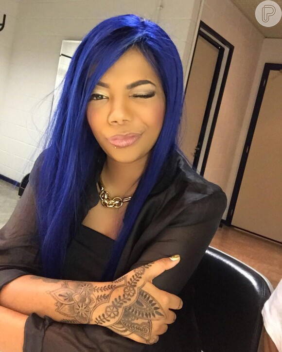 Ludmilla fez uma selfie com o cabelo azul antes de gravar 'Malhação'