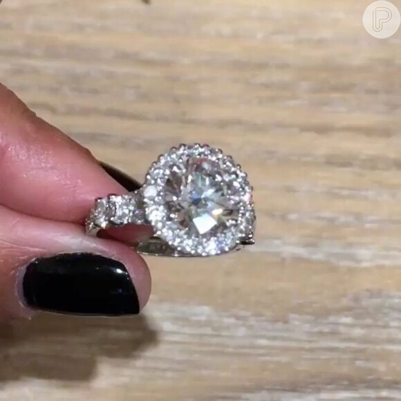 Marina Ruy Barbosa ganhou um anel de 3,5 quilates de diamantes
