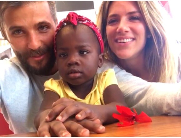 Giovanna Ewbank e Bruno Gagliasso adotaram a menina Chissomo, apelidada de Titi, na África.