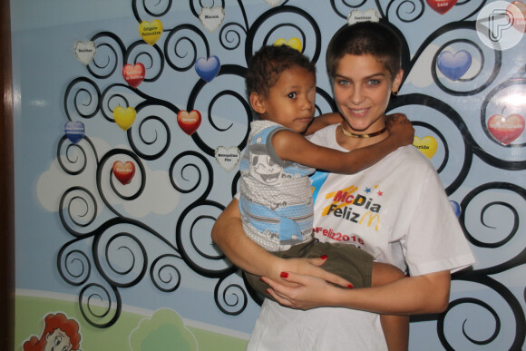 Isabella Santoni, que terá leucemia na TV, posa com menino com câncer durante visita ao Instituto Ronald McDonald´s nesta segunda (11)