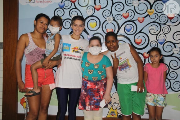 Isabella Santoni, que terá leucemia na TV, posa com familiares e crianças no Instituto Ronald McDonald´s