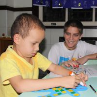 Isabella Santoni, que terá leucemia na TV, visita crianças com câncer. Fotos!