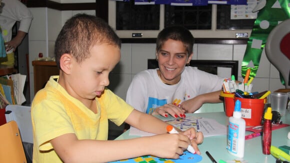 Isabella Santoni, que terá leucemia na TV, visita crianças com câncer. Fotos!